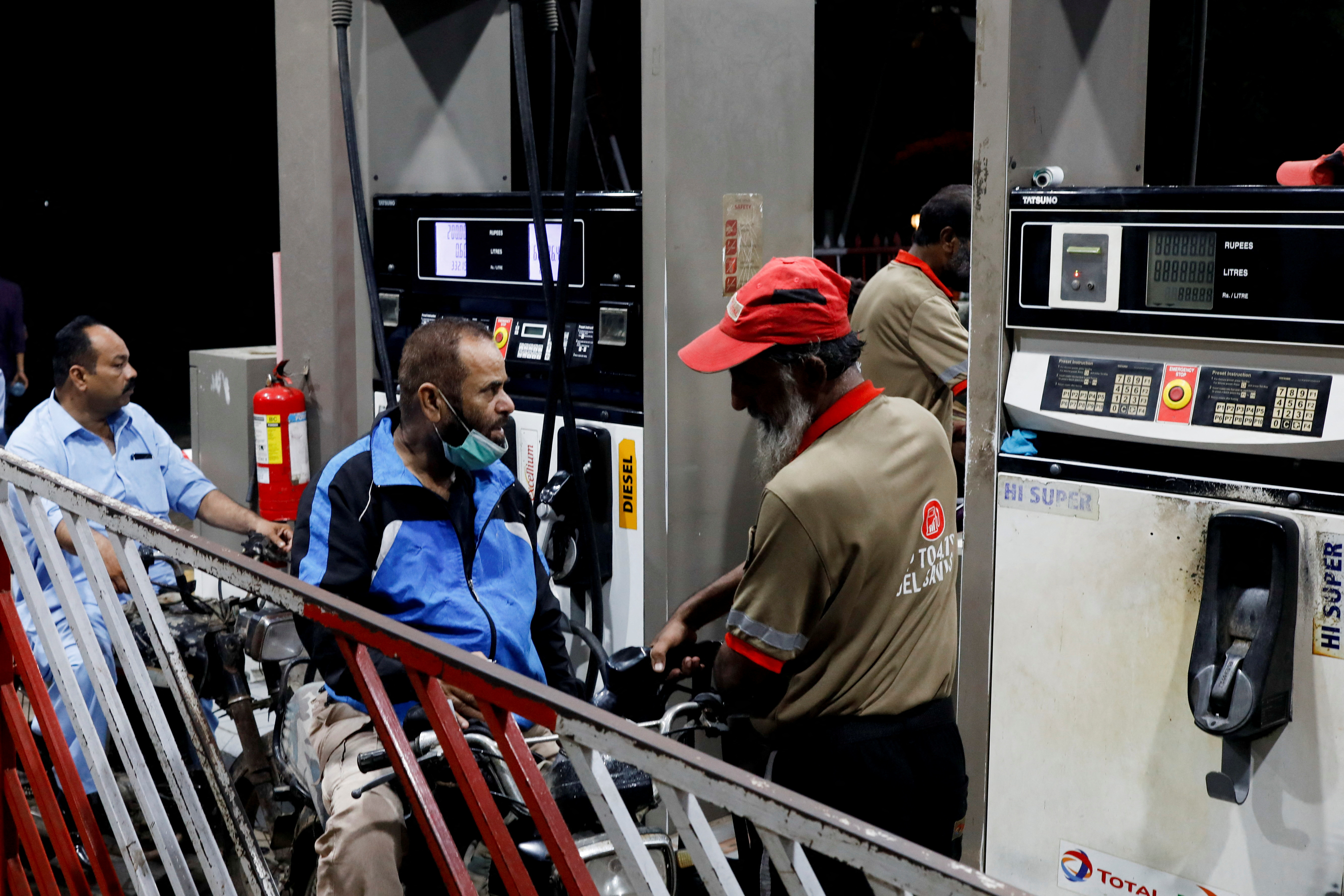 2023 09 15T214833Z 867847962 RC2993ALFMX0 RTRMADP 3 PAKISTAN ECONOMY FUEL PRICES
