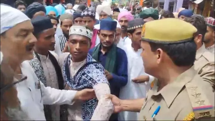 पुलिस ने नारेबाजी कर रहे युवक को मौके से पकड़ा। वीडियो ग्रैब