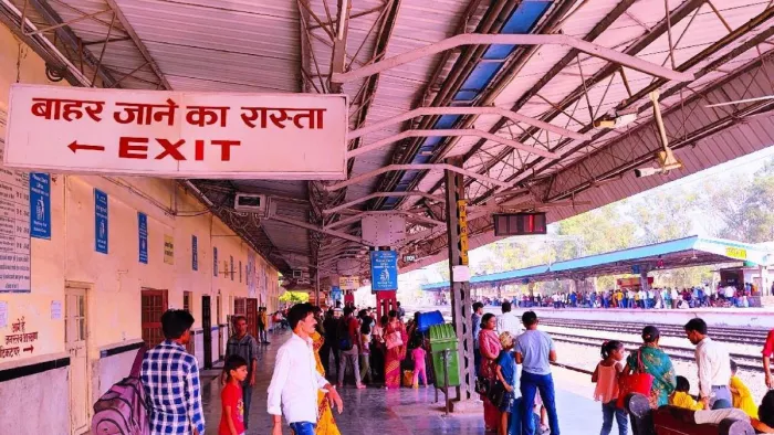 भदोही रेलवे स्टेशन पर टिकट बिक्री में भारी गिरावट (प्रतीकात्मक फोटो)