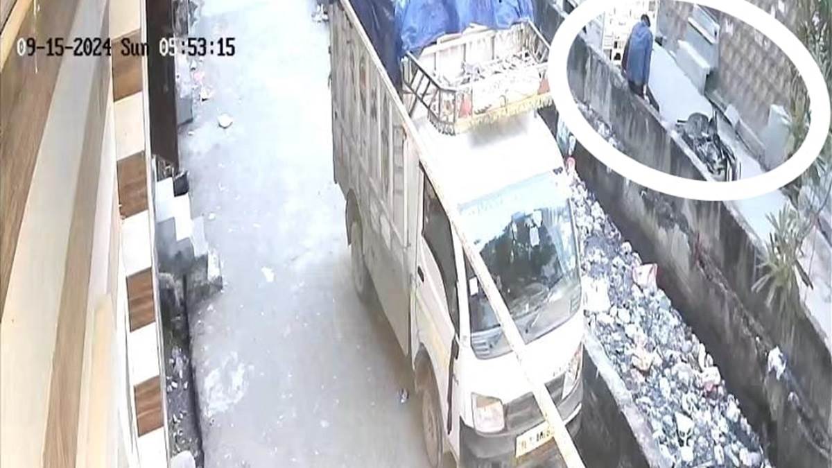 https://www.jagranimages.com/images/newimg/16092024/16_09_2024-delhi_man_drain_death_23798172.jpg