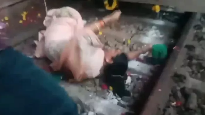 रेलवे ट्रैक पर गिरीं सदर विधायक सरिता भदौरिया। वीडियो ग्रैब