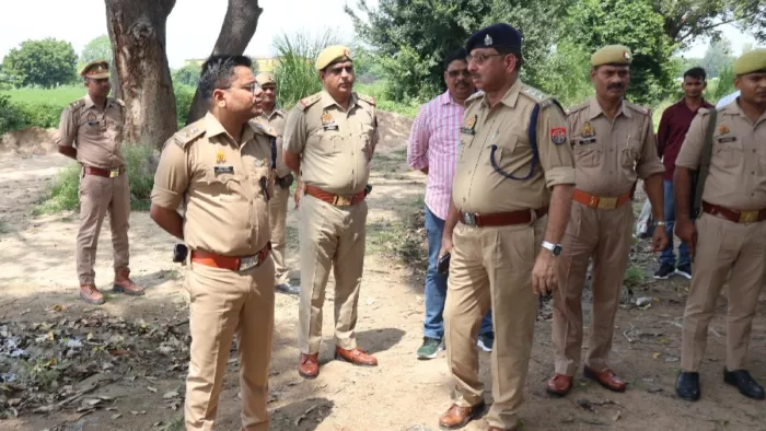 कोतवाली बिंदकी के जाफराबाद बाईपास स्थित घटना स्थल पर सीओ वीर सिंह घटना की जानकारी लेते एसपी धवल जायसवाल। जागरण