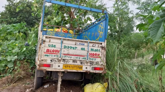Sambhal News: हादसे के बाद सड़क किनारे गड्ढे में घुसी पिकअप।