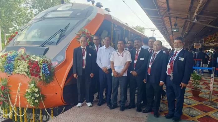 आगरा से वाराणसी के लिए वंदे भारत ट्रेन रवाना