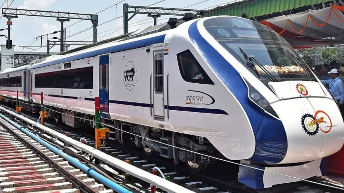 बाबा नगरी देवघर के बैद्यनाथ धाम स्टेशन की रौनक भी बढ़ गई है।