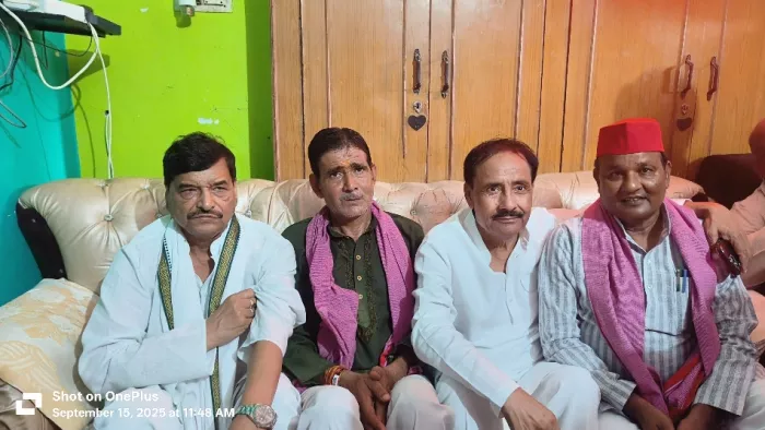मैनपुरी में शिवपाल सिंह यादव मीडिया से बात करते हुए। जागरण