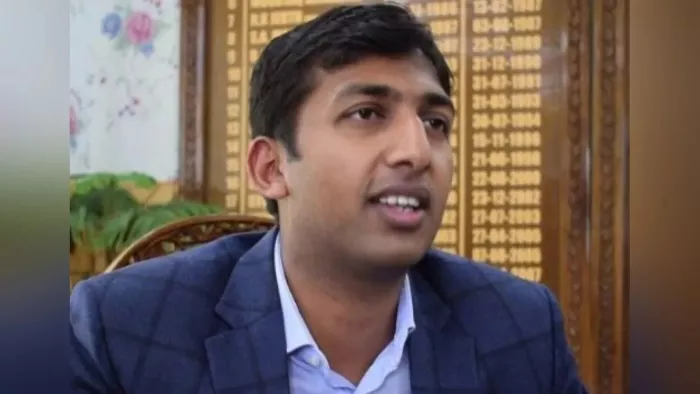 सड़कों की बहाली का काम जारी है और आवश्यक वस्तुओं की आपूर्ति में संतुलन बनाया जा रहा है।
