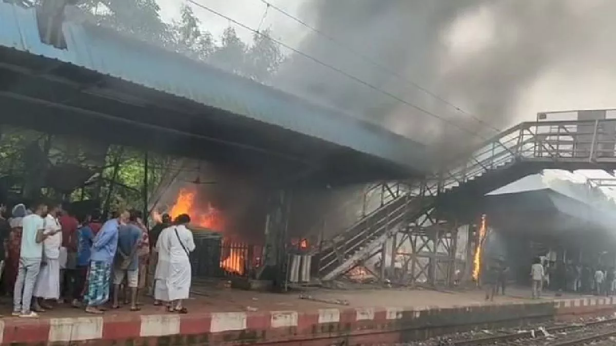 https://www.jagranimages.com/images/newimg/16092025/16_09_2025-bengal_santoshpur_railway_station_fire_24048641.jpg