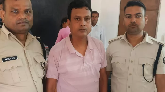 पूर्वी चंपारण में डेटा एंट्री ऑपरेटर को 10000 रिश्वत लेते निगरानी की टीम ने दबोचा