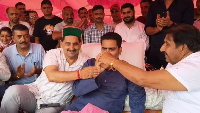 विधायक चंद्रशेखर को जूस पिलाते उपमुख्यमंत्री मुकेश अग्निहोत्री। जागरण