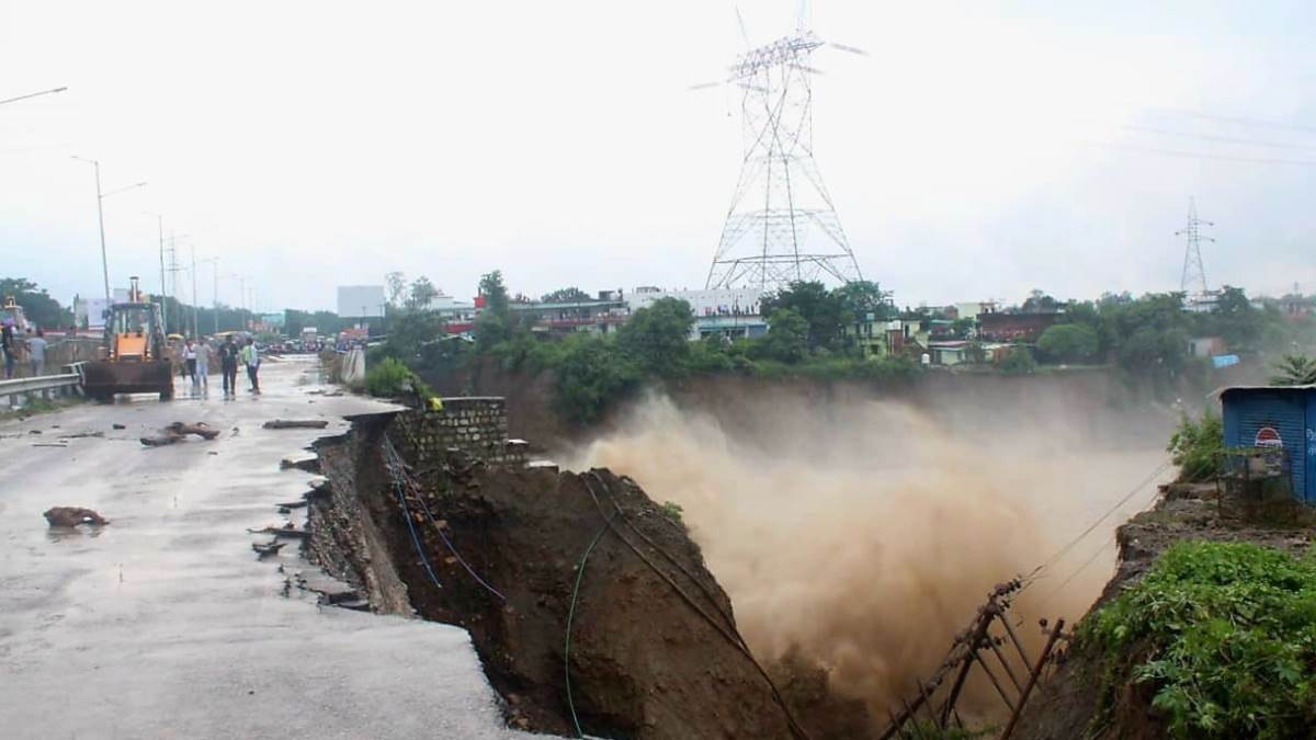 https://www.jagranimages.com/images/newimg/16092025/16_09_2025-dehradun_cloudburst_1_24048545_11727839.jpg