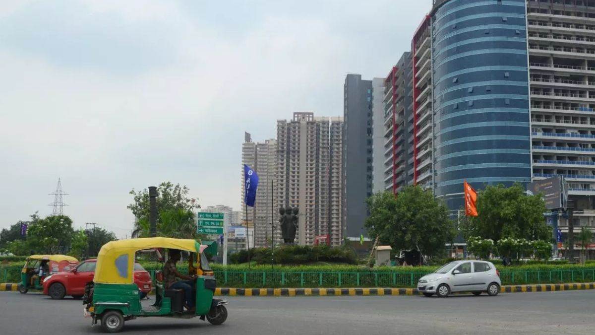 https://www.jagranimages.com/images/newimg/16092025/16_09_2025-gaur_chowk_24048659.jpg