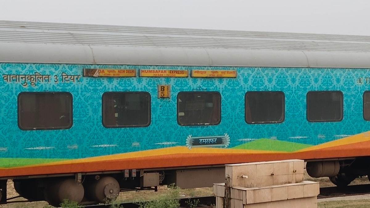 https://www.jagranimages.com/images/newimg/16092025/16_09_2025-godda_delhi_train_24049213.jpg