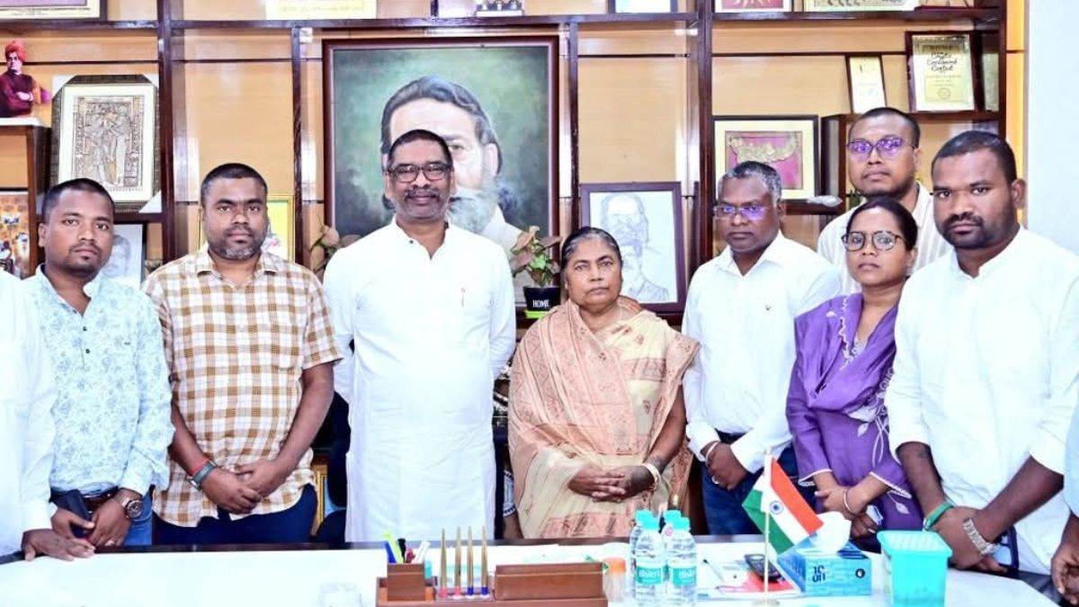 https://www.jagranimages.com/images/newimg/16092025/16_09_2025-hemant_soren_ramdas_family_24049124.jpg