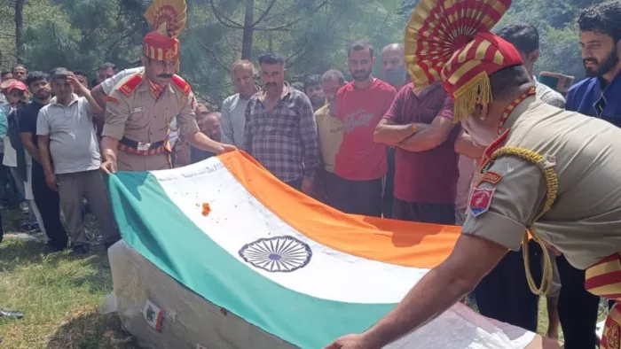 पैतृक गांव में बलिदान गोपाल सिंह को अंतिम देने उमड़ा हुजूम। जागरण
