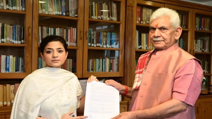 भारी बारिश के कारण राजमार्ग बंद होने से फल मंडियां भी बंद रहीं, किसानों को भारी नुकसान हो रहा है।