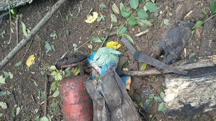 काजीगुंड के चुरट गांव में तलाशी अभियान में एक आतंकवादी ठिकाना मिला, जहाँ से कुछ सामग्री बरामद हुई है।