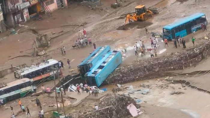 धर्मपुर बस अड्डे में आई बाढ़ से क्षतिग्रस्त हुई बसें। जागरण
