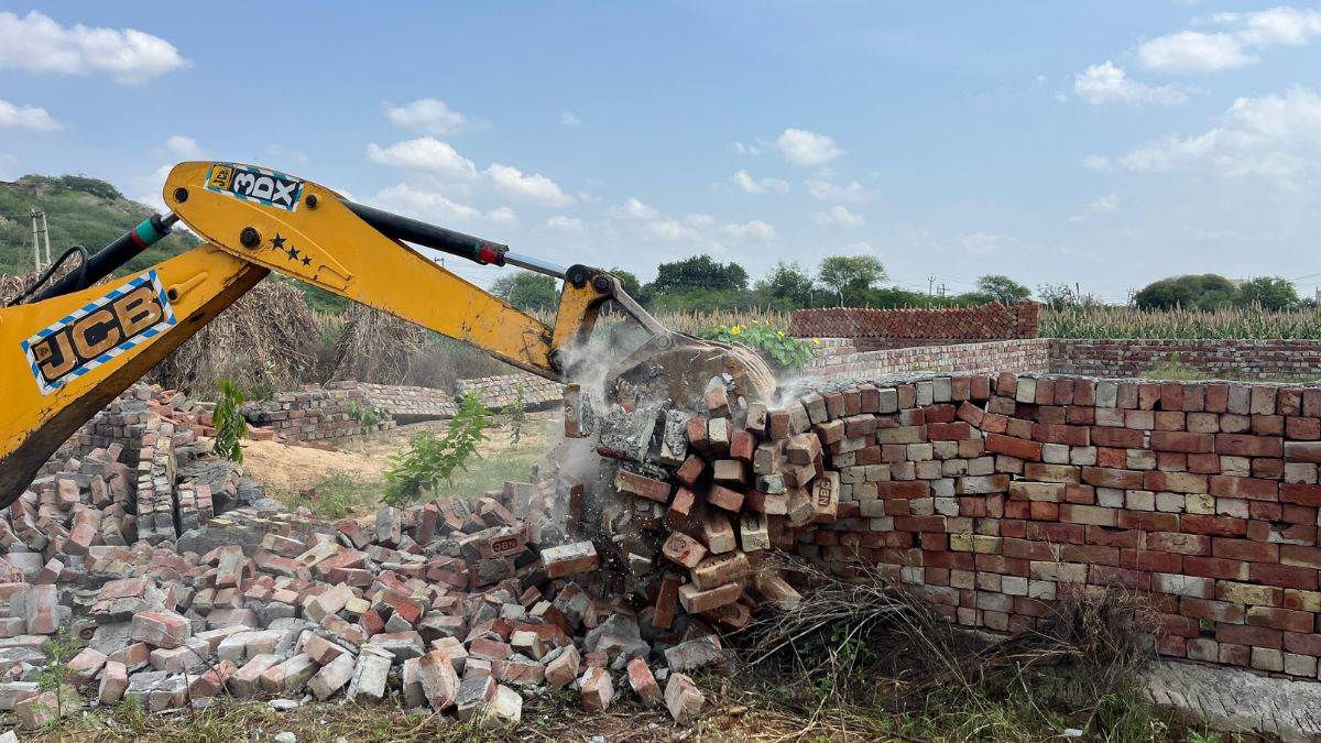 https://www.jagranimages.com/images/newimg/16092025/16_09_2025-narnaul_bulldozer_action_24049123.jpg