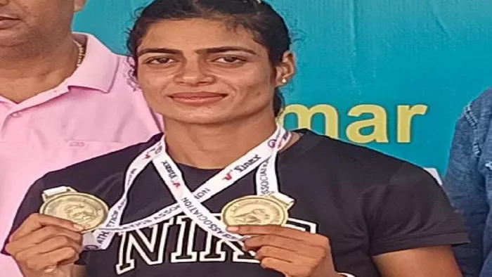 प्रयागराज के मदन मोहन मालवीय स्टेडियम में आयोजित यूपी एथलेटिक्स चैंपियनशिप में नीरू ने दो स्वर्ण पदक जीते। जागरण
