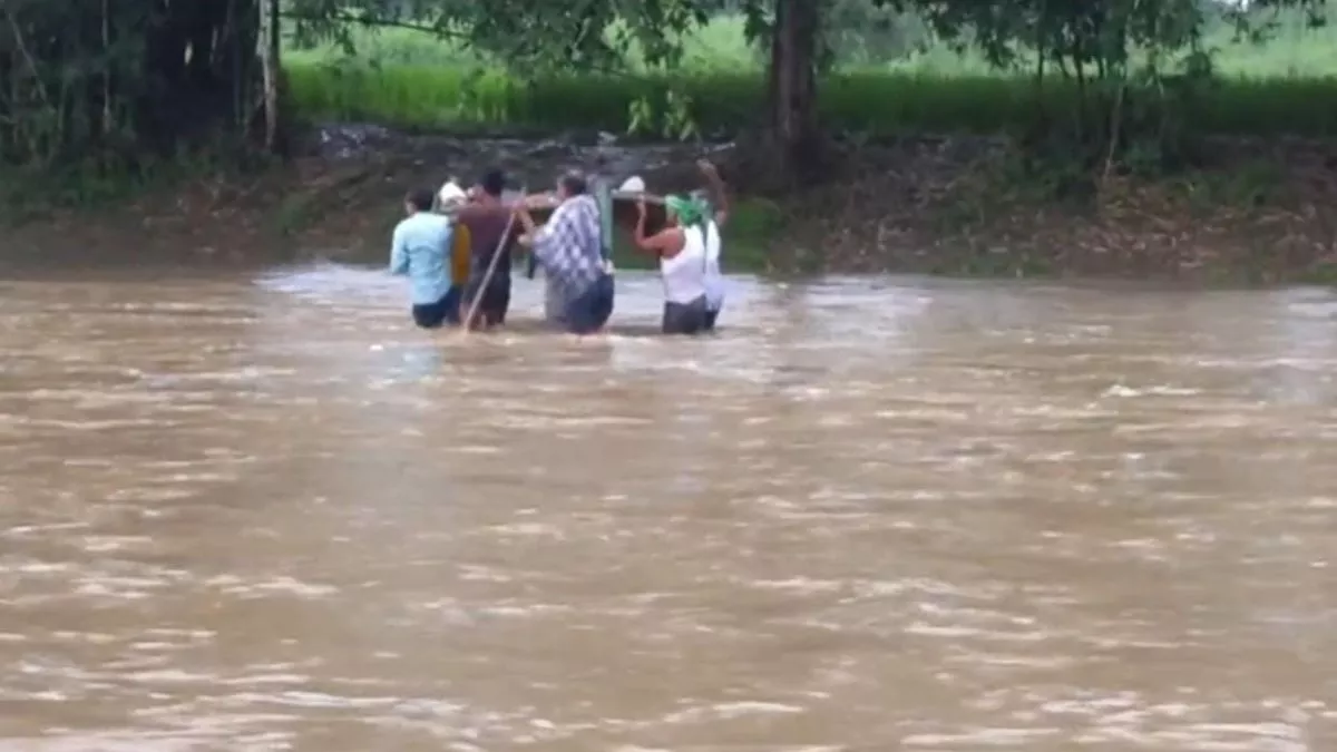 झारखंड में खुली सिस्टम की पोल, गर्भवती महिला को खाट पर लादकर पहुंचाया गया  अस्पताल - Palamu Pregnant Woman Carried Across River on Cot Due to Lack of  Bridge