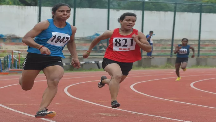 प्रयागराज में आयोजित यूपी स्टेट जूनियर एथलेटिक्स चैंपियनशिप में प्रतिभाग करतीं महिला खिलाड़ी। जागरण