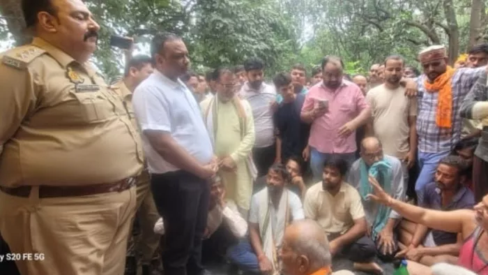 Raebareli News: अनियंत्रित डंपर ने पूर्व ढाबा संचालक को कुचला, मौत; ग्रामीणों ने सड़क पर लगाया जाम