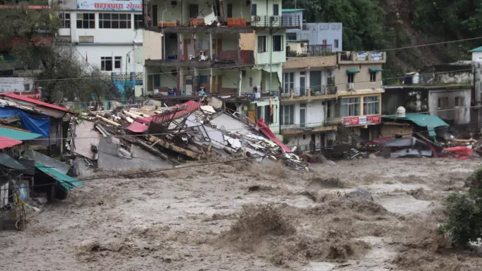 बादल फटने के बाद सहस्त्रधारा मुख्य मार्केट की दुकानें नदी में बह गई और दुकानों को भी बना है खतरा।