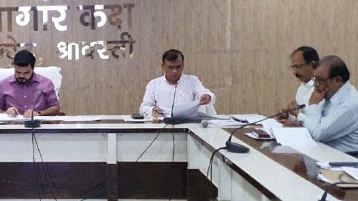 https://www.jagranimages.com/images/newimg/16092025/16_09_2025-shrawasti_dm_meeting_24048970.jpg