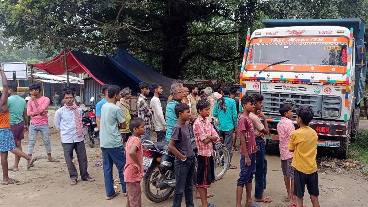 Bihar: 40 लाख की शराब गिट्टी के अंदर इस तरह छुपाई... पुलिस भी देखकर रह गई दंग; मधेपुरा में हाइवा से पकड़ी गई बड़ी खेप