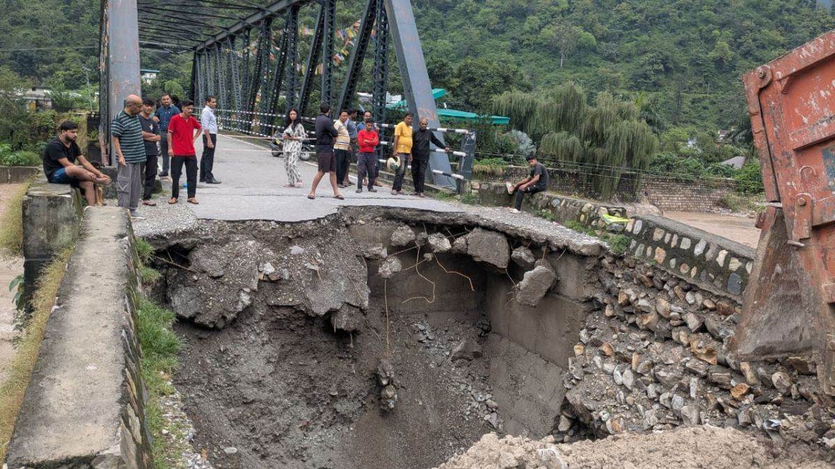 https://www.jagranimages.com/images/newimg/16092025/16_09_2025-uttarakhand_badal_fatane_se_maut_1_24049448.jpg