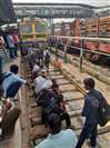 मेमू ट्रेन के अव्यवस्थित परिचालन पर यात्रियों का हंगामा, अधिकारियों के गलत निर्णय से तिलमिलाए यात्री