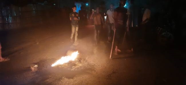 अपहरण के विरोध में ग्रामीणों ने चार घंटे तक सड़क को किया जाम, टायर जलाकर प्रदर्शन
