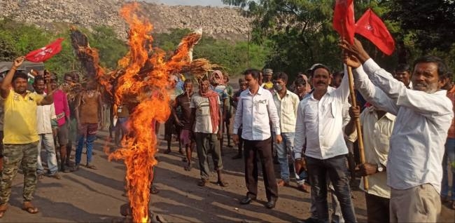 महंगाई के खिलाफ गोलकडीह में पीएम का फूंका पुतला