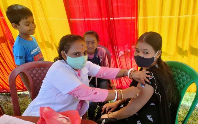 दुर्गा पूजा पंडालों में शिविर लगाकर 923 लोगों को दी गई वैक्सीन