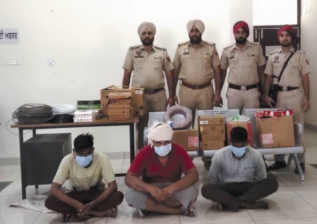 लाखों रुपये के चोरी के सामान सहित तीन आरोपित गिरफ्तार