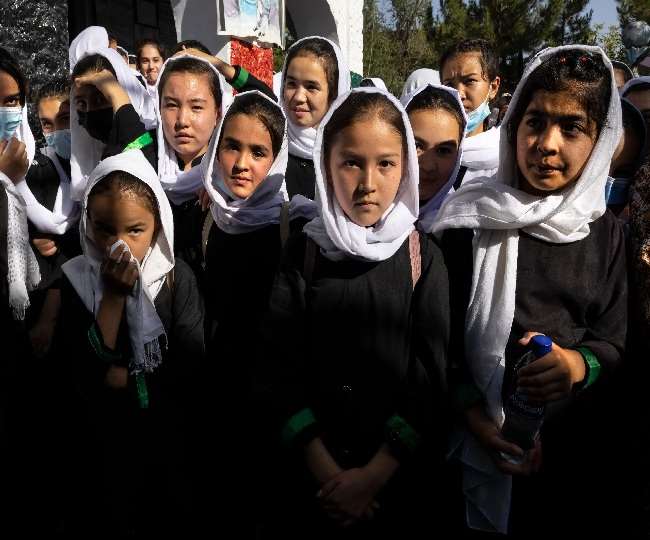 अफगानिस्तान में जल्द ही लड़कियों के लिए माध्यमिक स्कूलों के दरवाजे भी खोल दिए जाएंगे।