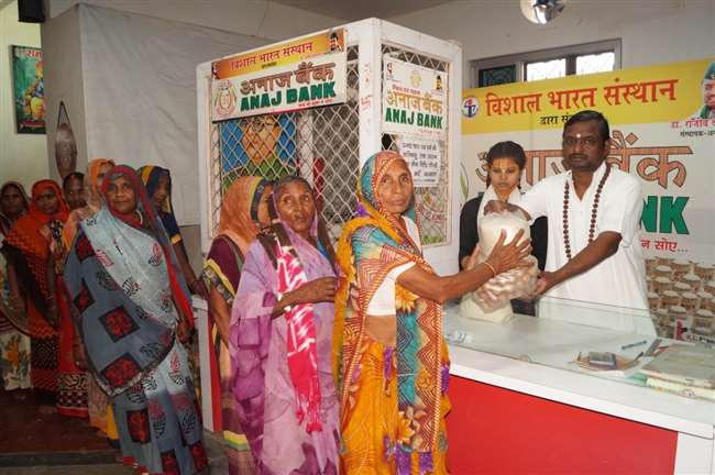डा. राजीव गुरुजी ने कहा कि अनाज बैंक भूख पीड़ित परिवारों की सेवा के लिए 24 घण्टे काम करता है।