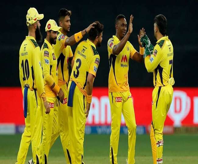 कप्तान धौनी के साथ जश्न मनाते सीएसके के खिलाड़ी (एपी फोटो)
