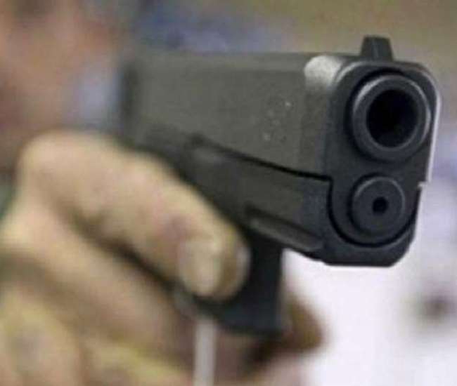 महुआखेड़ा थाना क्षेत्र के मूसेपुर जलाल में शनिवार शाम को एक बेटे ने पिता की गोली मारकर हत्या कर दी।
