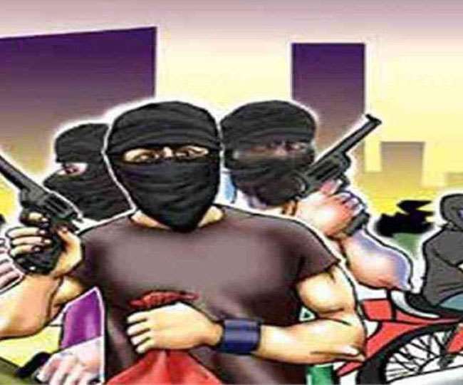 miscreants robbed bike and cash from teacher on gun point in kaushambi