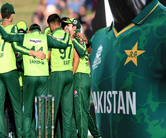 पाकिस्तान क्रिकेट टीम की टी20 विश्व कप की जर्सी (फोटो ट्विटर पेज)