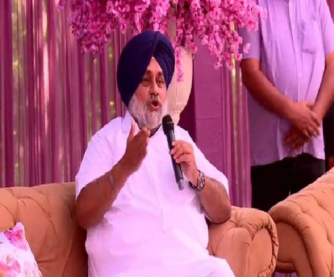 शिरोमणि अकाली दल के प्रधान एवं पूर्व डिप्टी सीएम सुखबीर बादल जानकारी देते हुए। (जागरण)