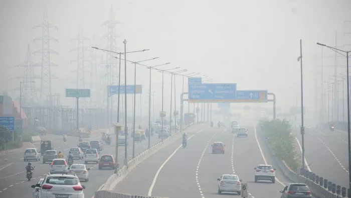 Delhi Pollution: दमघोंटू हवा से दिल्ली-NCR बेहाल, रेड जोन में लोनी, नोएडा में खराब श्रेणी में पहुंचा AQI