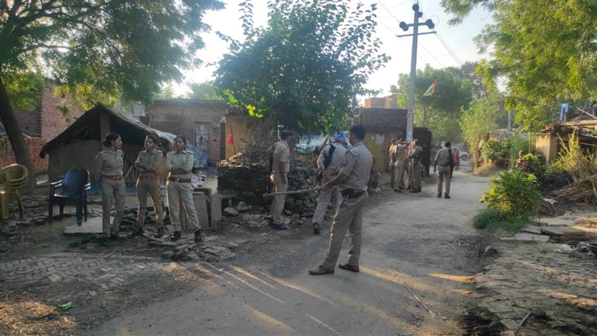 जौनपुर : केराकत कोतवाली क्षेत्र के कटहरी गांव में जमीन कब्जा कराने के दौरान तैनात पुलिस ।