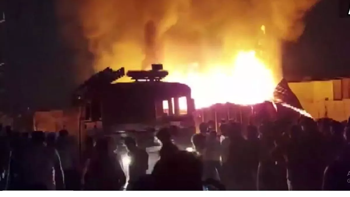 Thane Fire: महाराष्ट्र में ठाणे के गोदाम में भीषण आग, फायर ब्रिगेड की चार गाड़ियां पहुंची