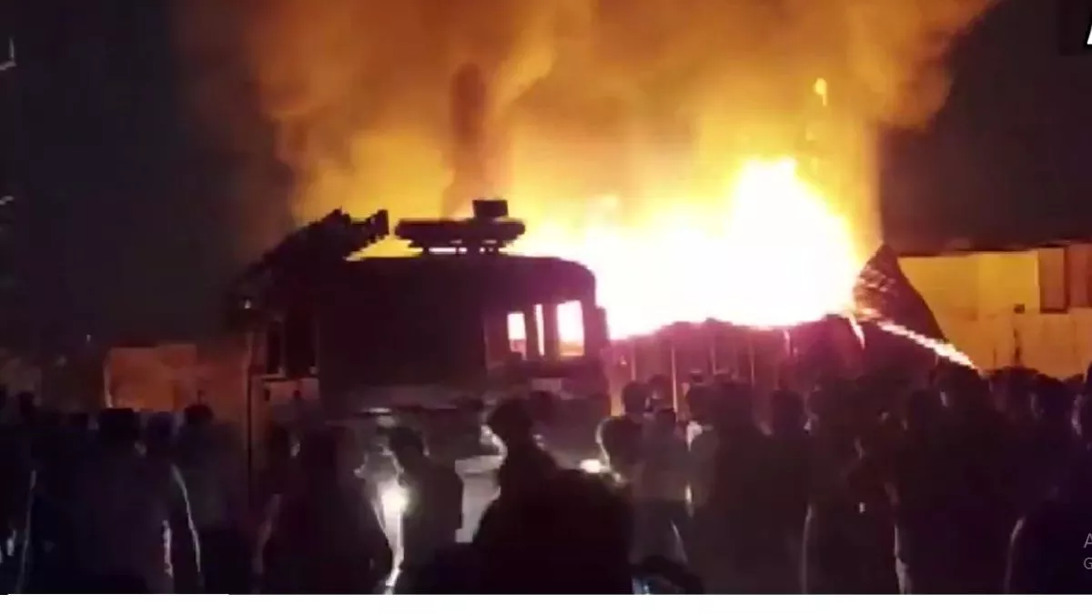Thane Fire: महाराष्ट्र में ठाणे के गोदाम में भीषण आग, फायर ब्रिगेड की चार गाड़ियां पहुंची - Fire In Godown In Thne In Maharashtra