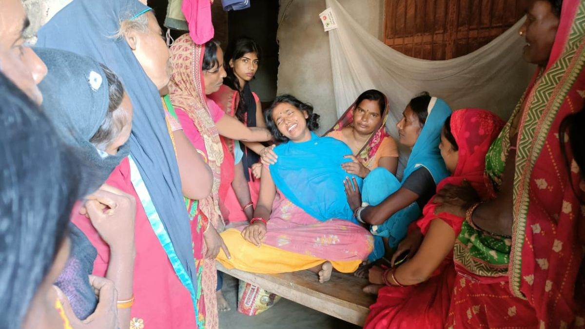 child died due to bus stumbling in madhuban of east champaran people jammed the road