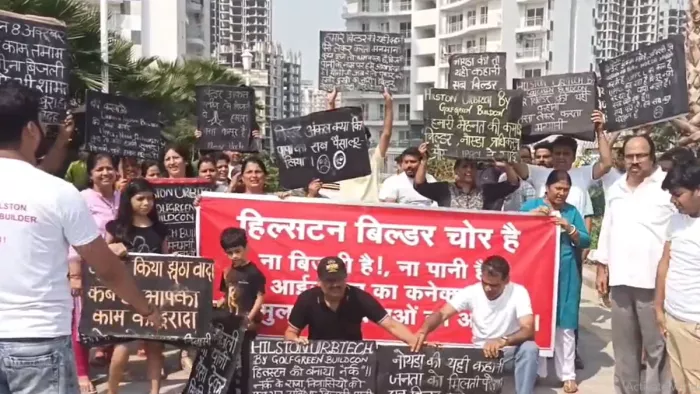 सोसायटी के करीब 50 घरों पर बालकनी में बिल्डर के विरोध में पोस्टर लगाए गए है।