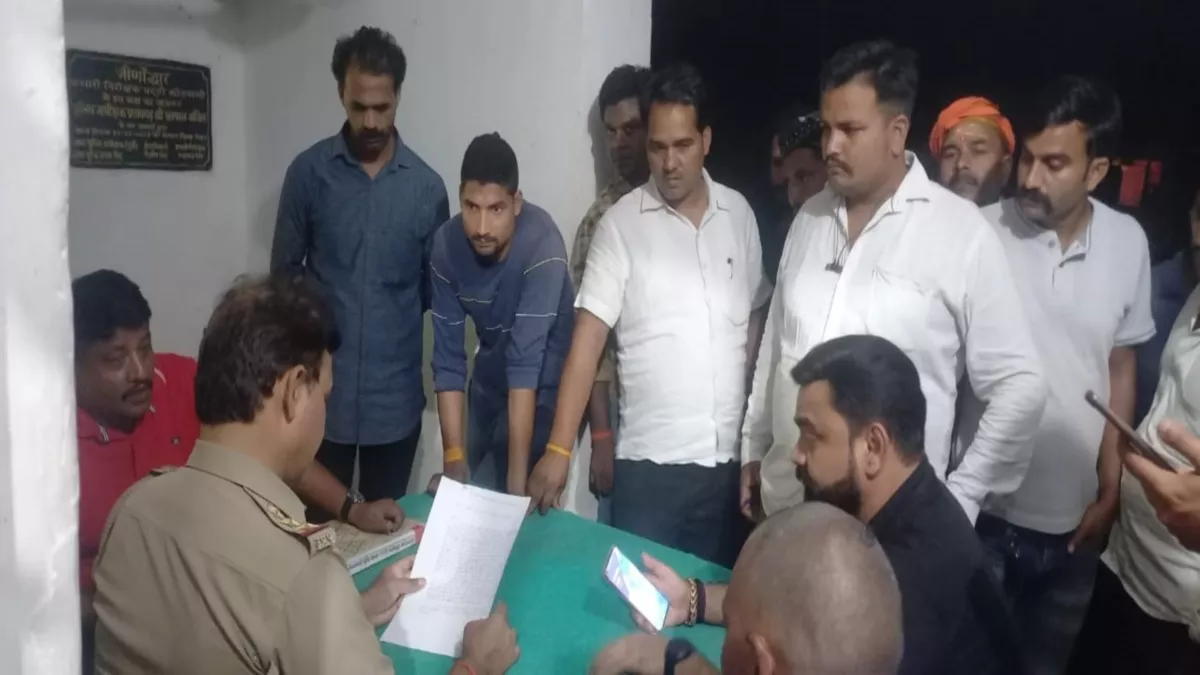 Pratapgarh में ब्लाक प्रमुख की गाड़ी पर पथराव में आधा दर्जन समर्थक घायल